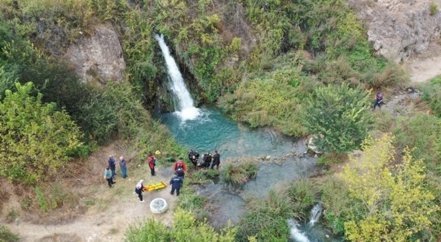 İki çocuğunu boğulmaktan kurtardı, kendisi öldü