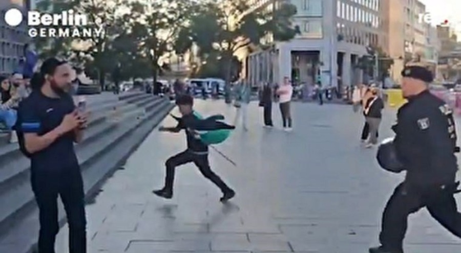 Berlin'de Filistin bayrağı tutan çocuğu polis kovaladı