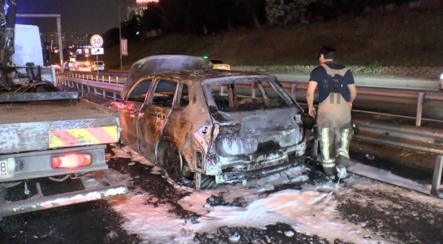 İstanbul'da bir otomobil alev aldı!