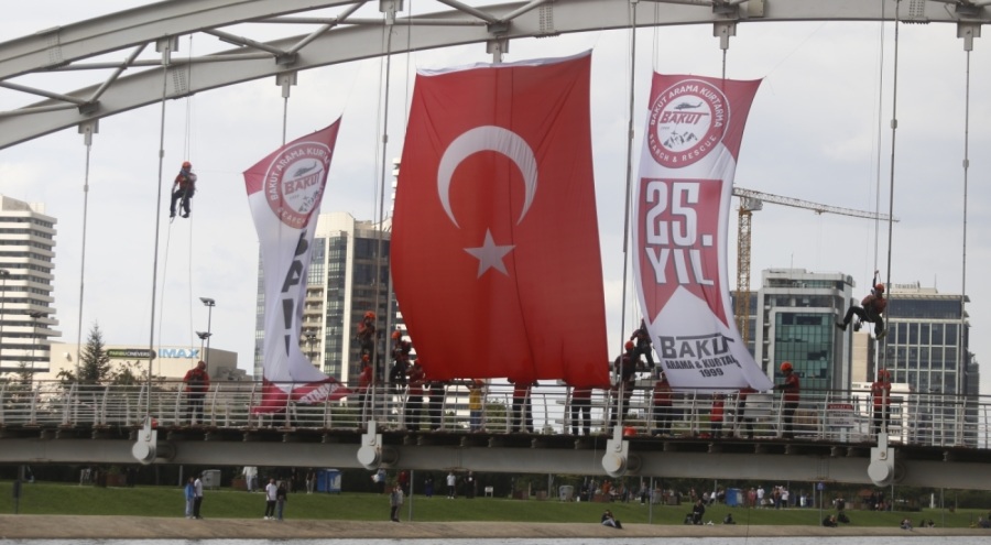25. yıllarını köprüde bayrak açarak kutladılar
