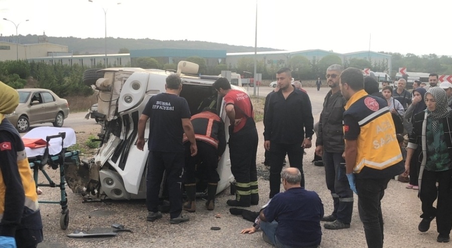 Bursa'da işçi servisi kaza yaptı! 13 yaralı var