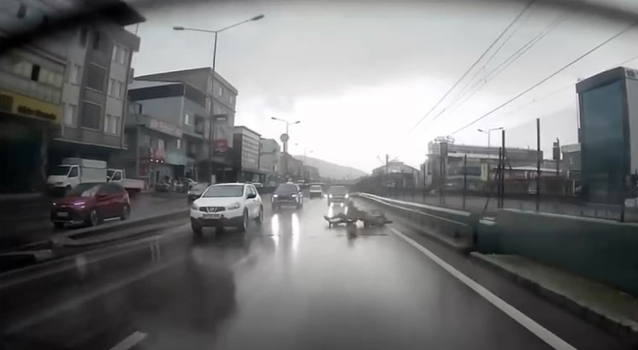 Bursa'da motosiklet süren şahıs kaygan yolda düştü