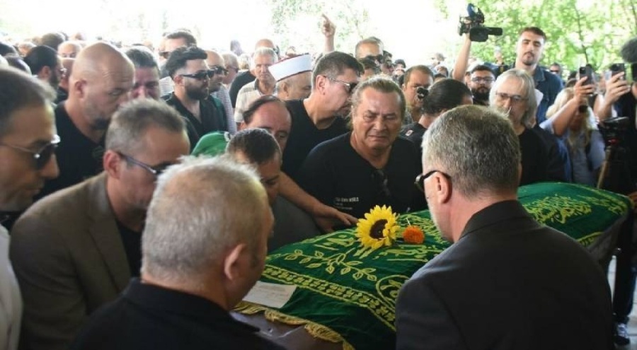 Metin Arolat, İzmir'de son yolculuğuna uğurlandı