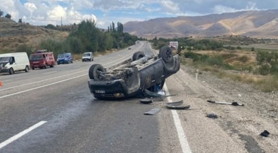 Pikap ile otomobil çarpıştı: 3 yaralı