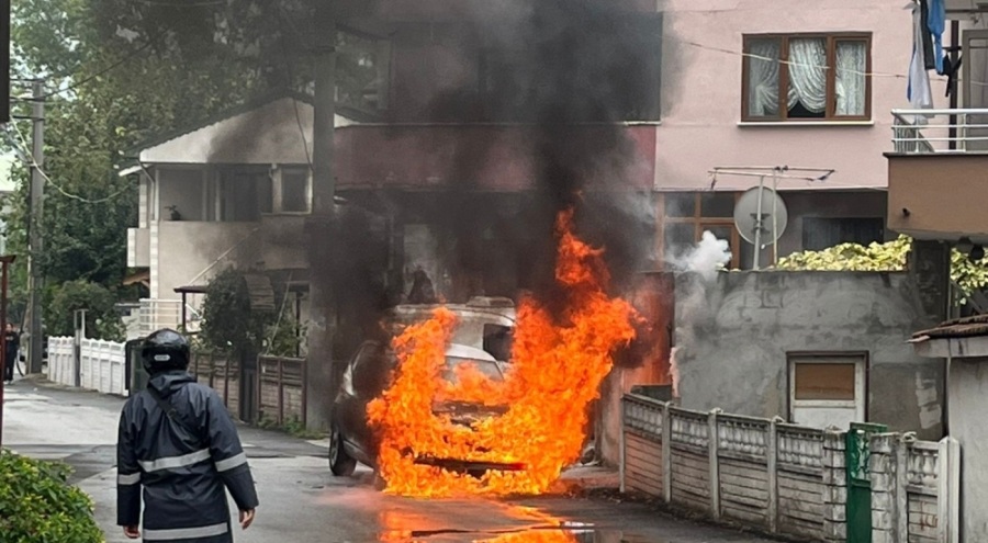 Park halindeki otomobil alev topuna döndü