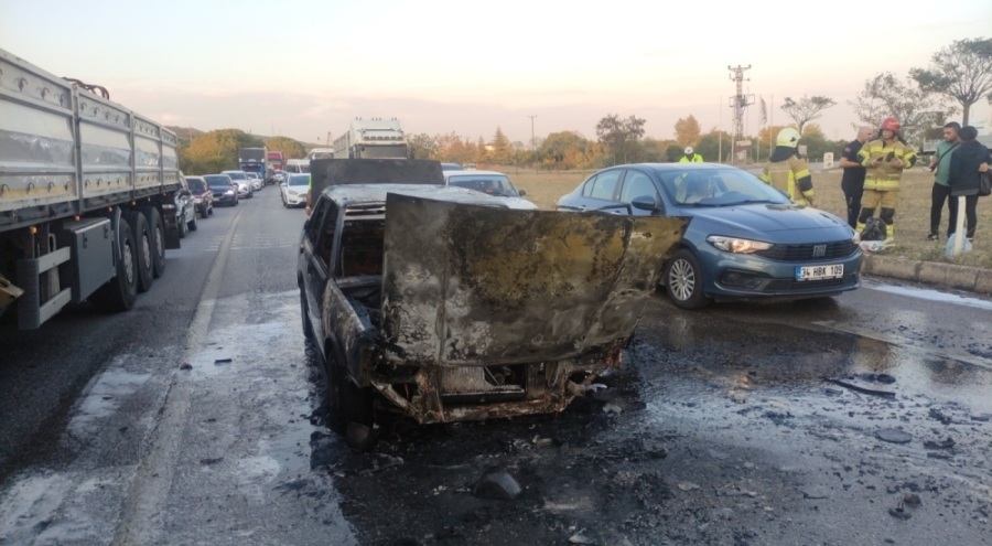 Bursa'da seyir halindeki otomobil alevlere teslim oldu