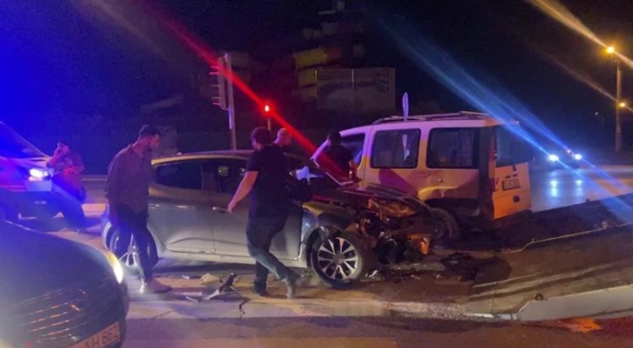 Duble yolda hafif ticari araç ile otomobil çarpıştı! Çok sayıda yaralı