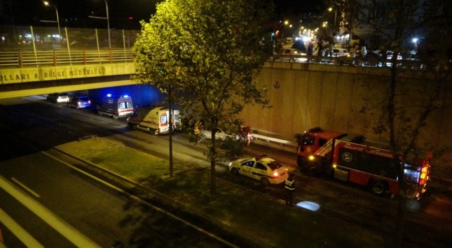 Otomobil karşı şeride geçti! Yaralılar var