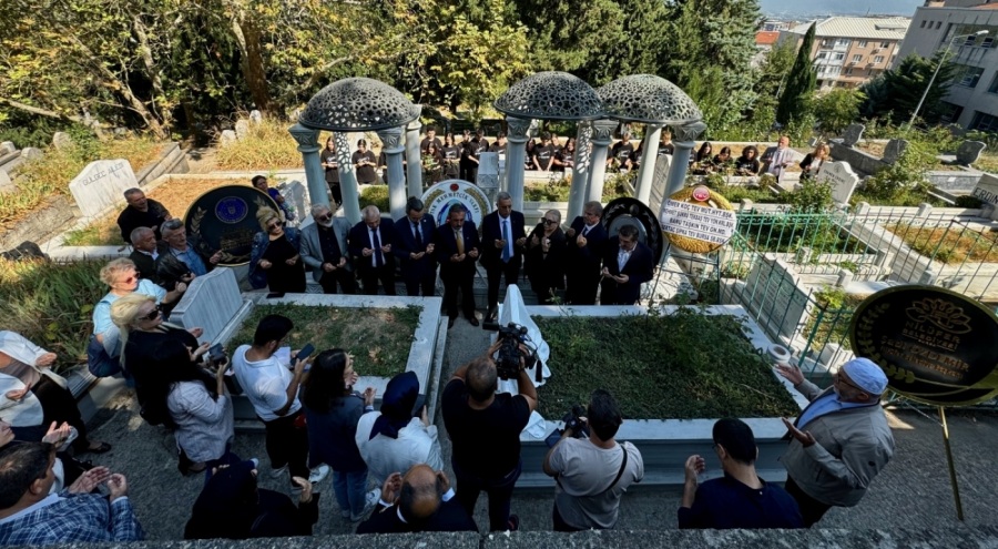 Zeki Müren vefatının 28'inci yılında Bursa'da mezarı başında anıldı