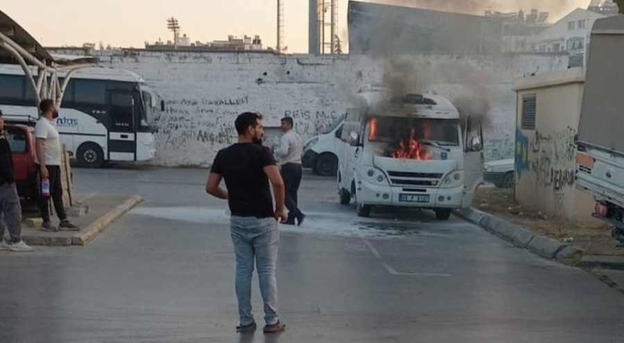 Park halindeki servis minibüsü alev aldı!
