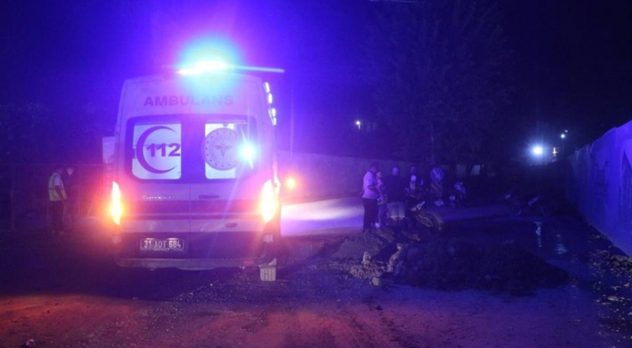 Yola dökülen toprak yığını kazaya sebep oldu! Vatandaş tepki gösterdi