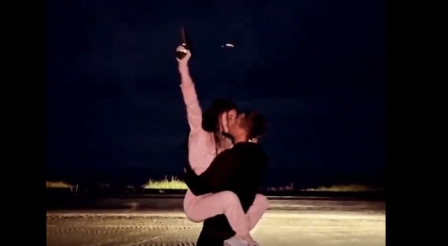 Sevgilisiyle öpüşürken havaya ateş açtı! Sosyal medyada büyük yankı uyandırdı