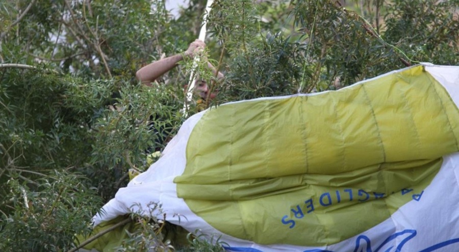 Paraşütle ağaçta asılı kalan şahıs ekipler tarafından kurtarıldı