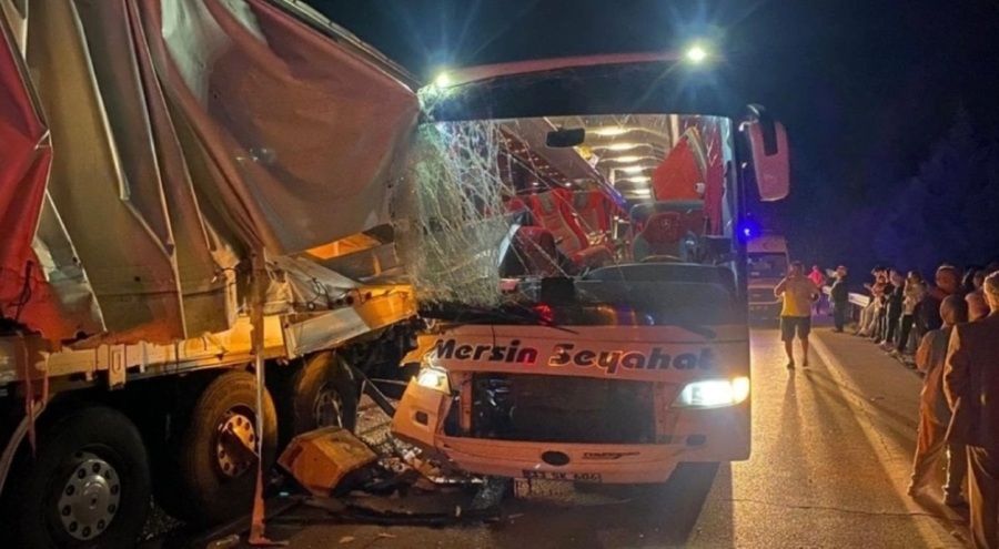 Yolcu otobüsünün tıra çarpması sonucu 3 kişi ağır yaralı!