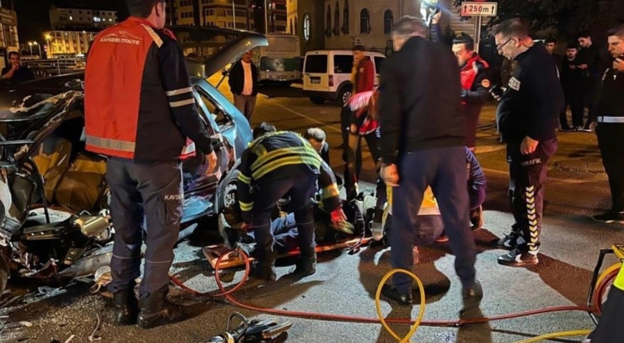 Halk otobüsü ile çarpışan sürücü aracın içinde sıkıştı