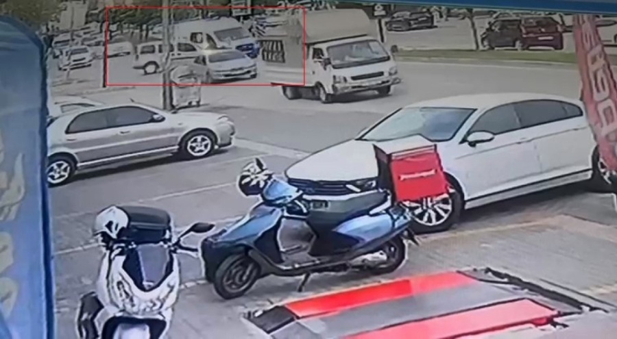 Bursa'da hasta taşıyan ambulans otomobil ile kafa kafaya çarpıştı