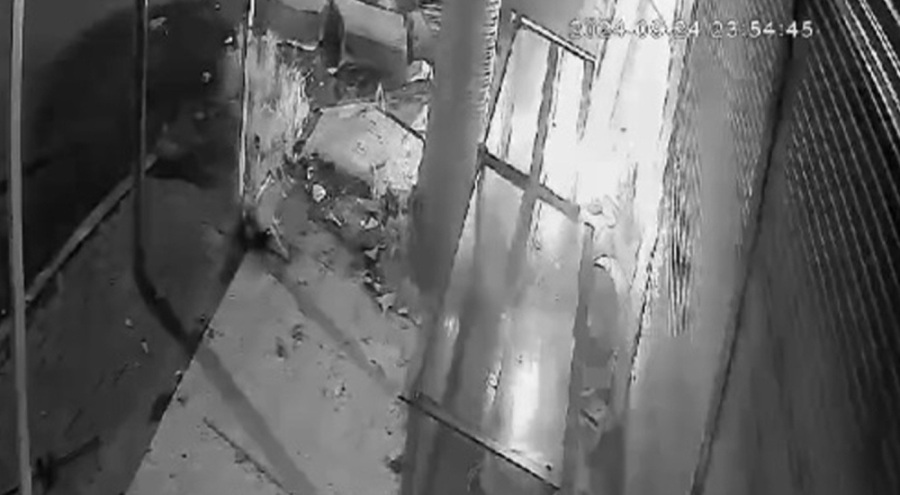 Duvara çarpan otomobil yandı: 2 ölü var