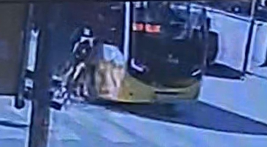 Bursa'da minibüs bisikletli çocuğa çarptı!