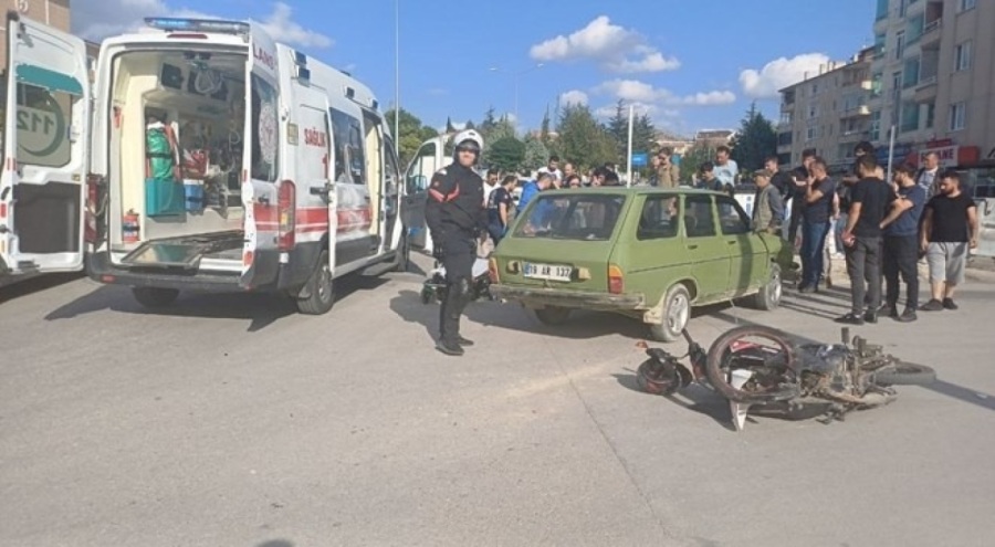 Otomobil ve motosiklet çarpıştı! Yaralılar var