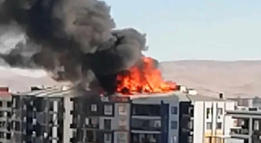 9 katlı binanın çatısında korkutan yangın!