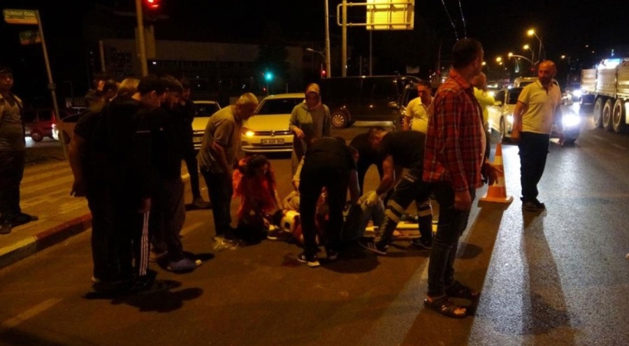 Motosiklet yayaya çarptı! Yaralılar var