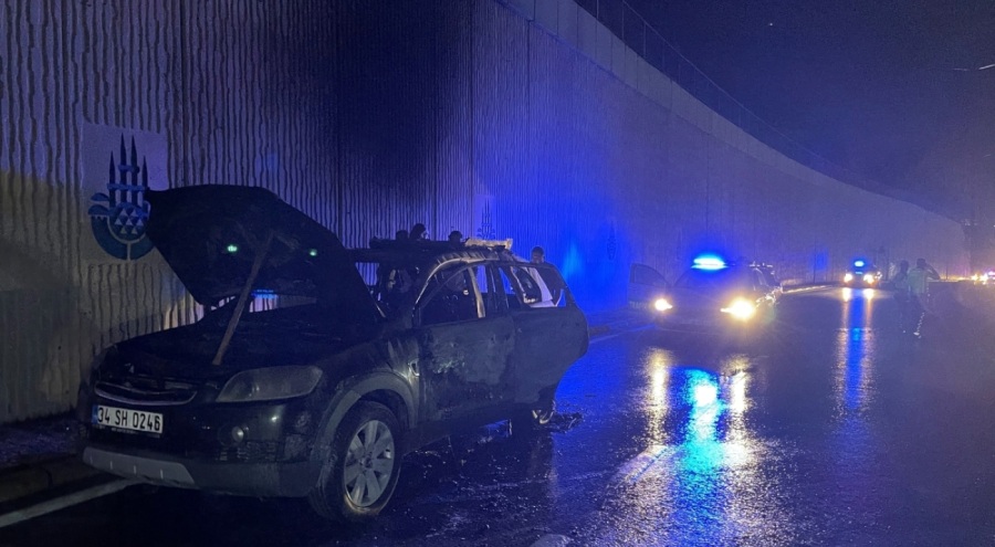 İstanbul Florya E-5'te yanan araç hurdaya döndü
