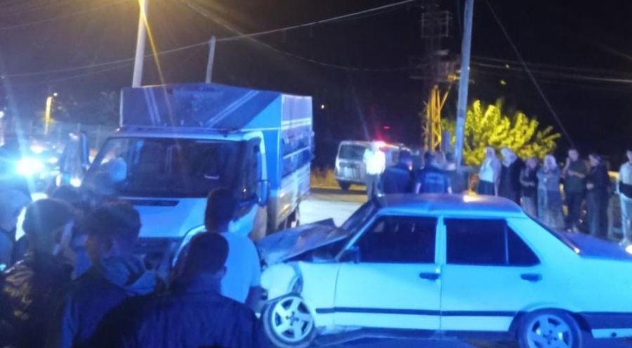 Kamyonetle çarpışan araç hurdaya döndü