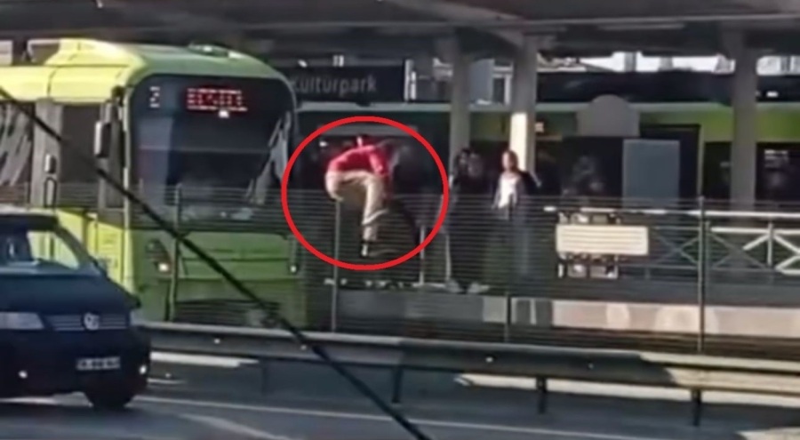 Bursa'da panik! Metro raylarına inerek koruma tellerine çıktı