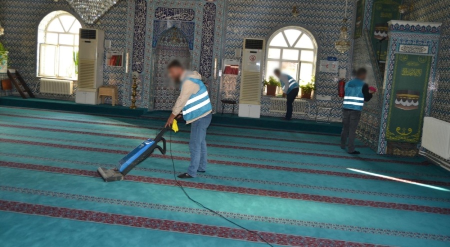 Bursa'da denetimli serbestlik hükümlülerinden camilere bakım
