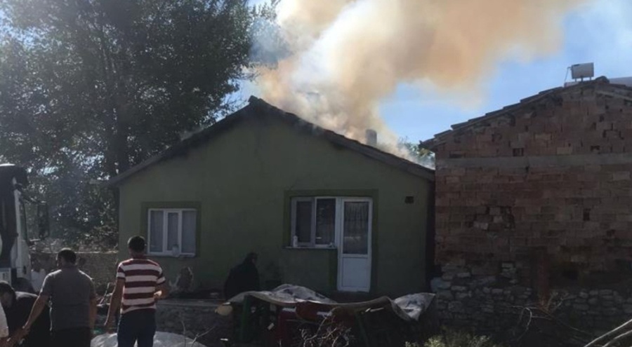 Eski kanepelerini yakmak isterken evi yaktı!