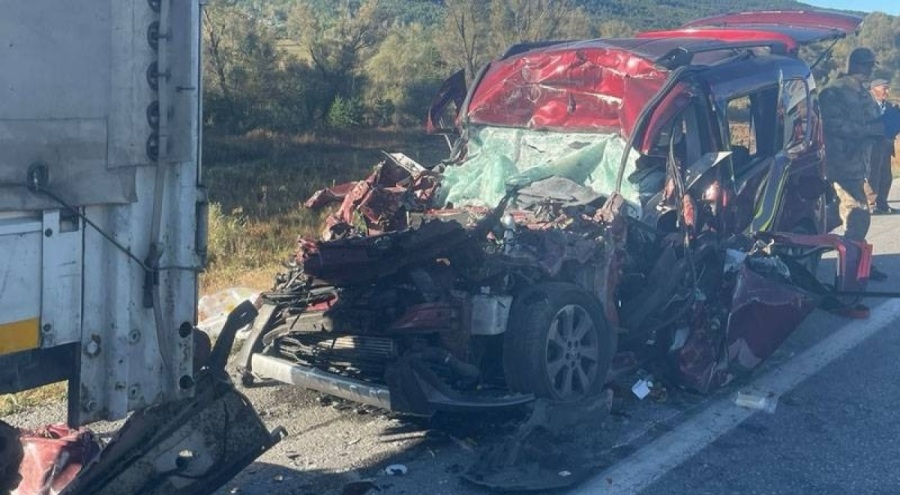 Hafif ticari araç tıra çarptı! 3 kişi öldü, 2 kişi ağır yaralı