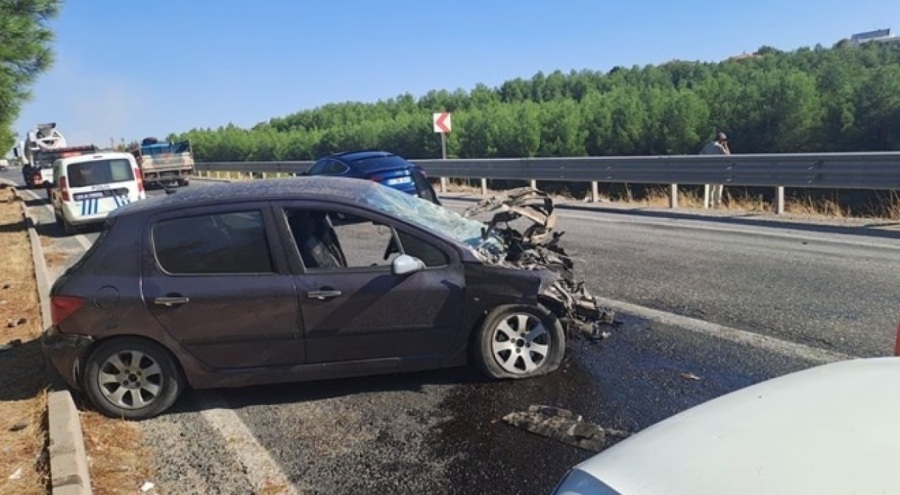Hurdaya dönen araçtan sağ kurtuldular