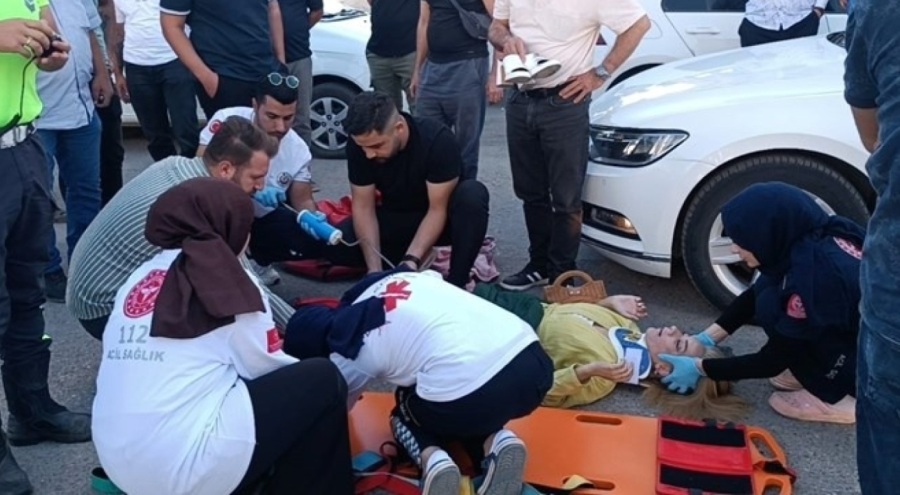 Motosiklet yayaya çarptı: Yaralılar var