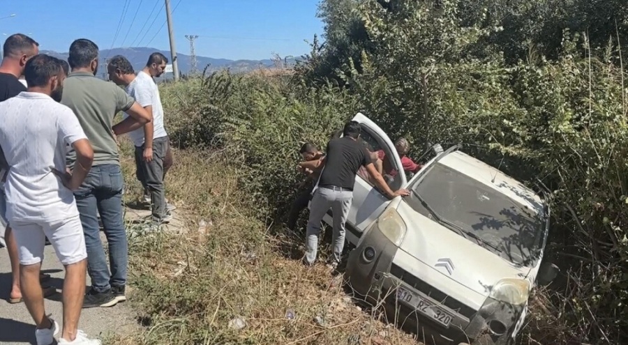 Otomobil, önündeki hafif ticari araca çarptı! Çok sayıda yaralı
