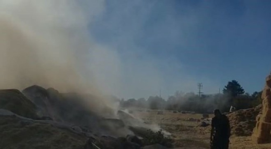 Tonlarca saman balyası kül oldu