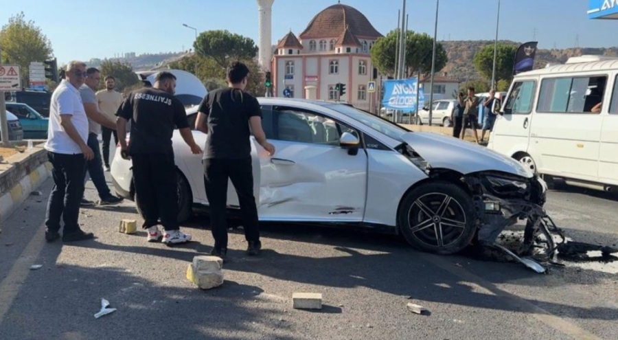 Kontrolden çıkan araç motosiklete çarptı