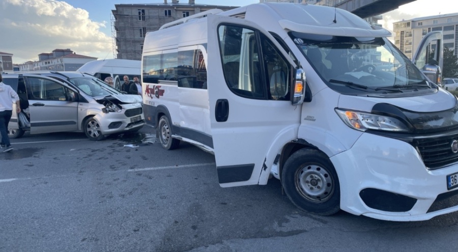 Öğrenci servisi ile otomobil çarpıştı: 6 yaralı
