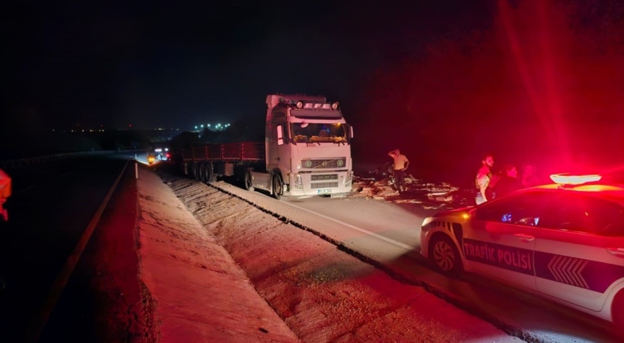 Kontrolden çıkan seramik yüklü tır karşı şeride uçtu