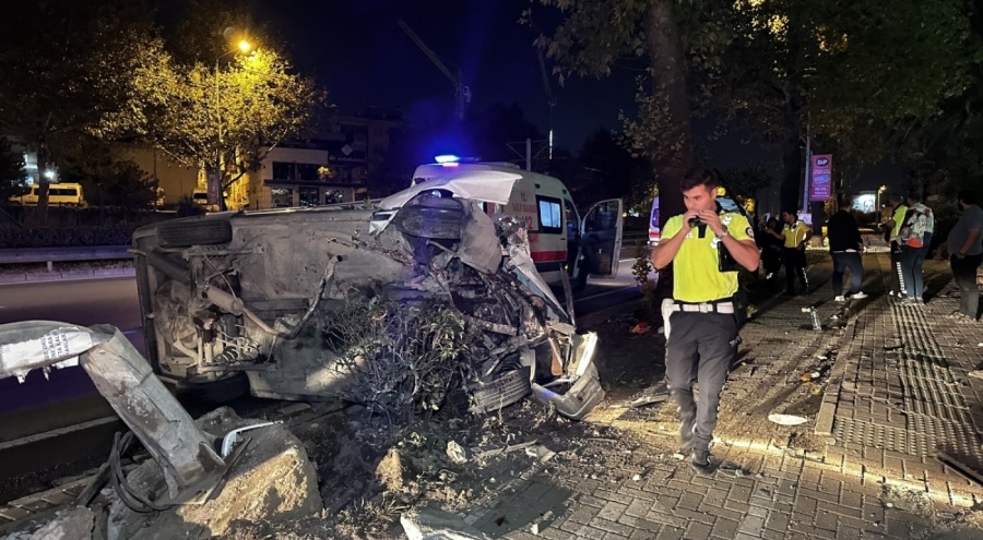 Bursa'da Tofaş, aydınlatma direğine çarptı: 4 yaralı var
