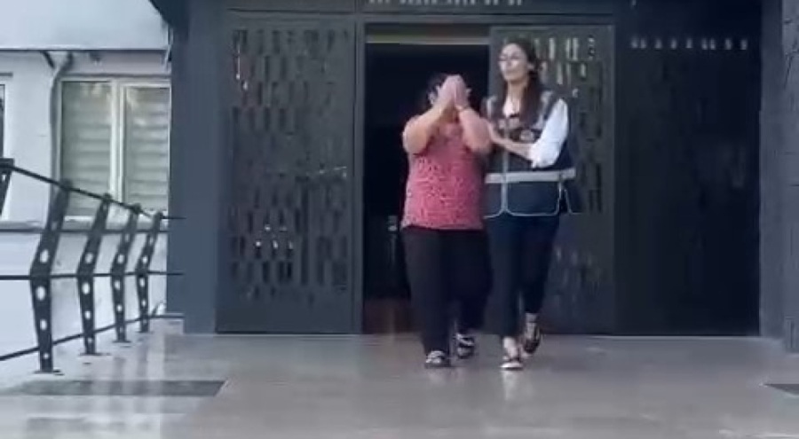 Bursa'da polis, kadın hırsızı market çıkışı yakaladı! Kesinleşmiş 21 yıl 10 ay hapis cezası...