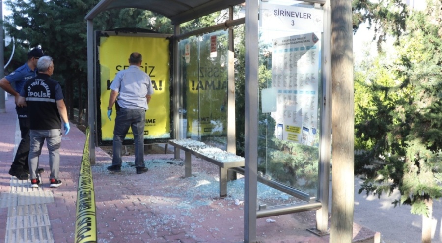 Bir kadın otobüs durağında beklerken av tüfeğiyle vuruldu!