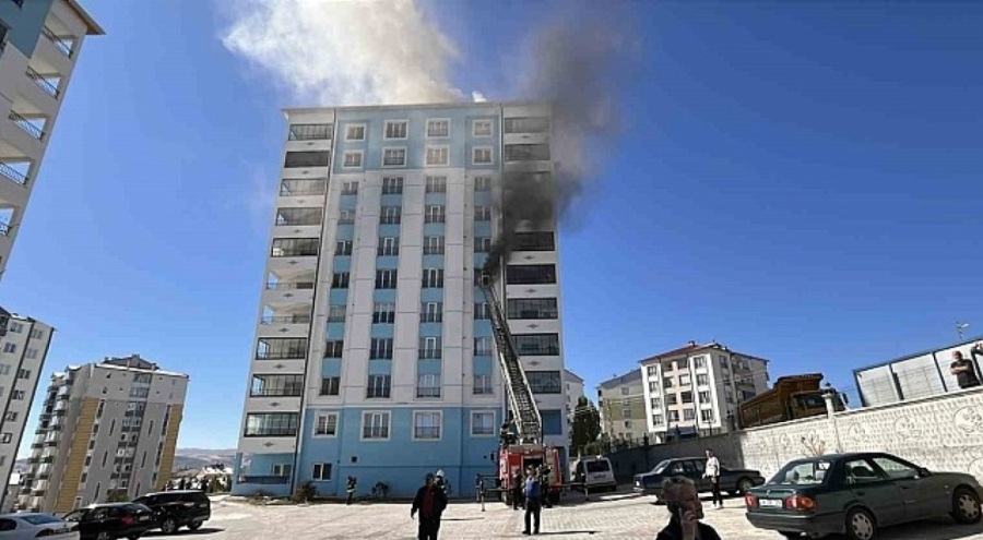Sivas'ta korkutan yangın! Apartmanda mahsur kalanlar kurtarıldı