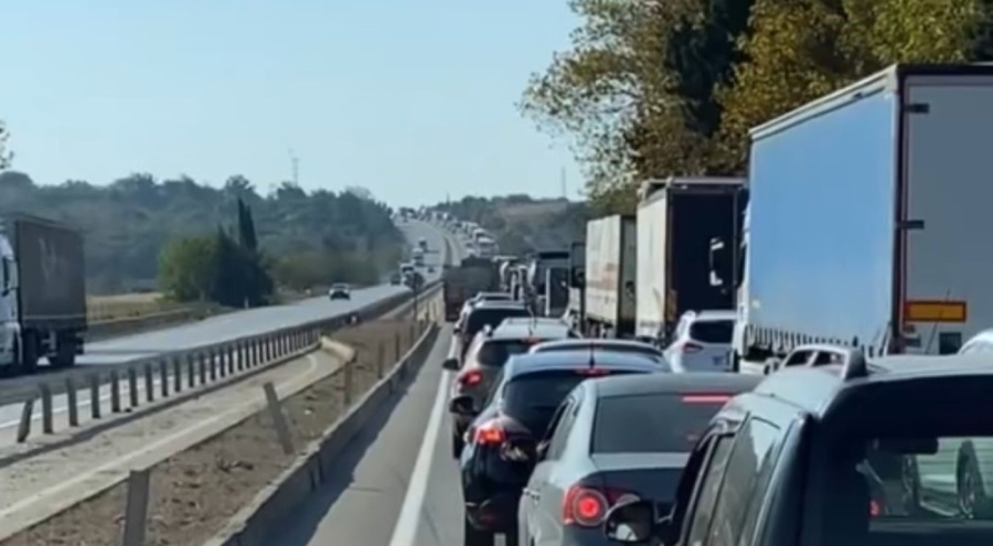 Bursa'da kilometrelerce kuyruk! Devrilen tır yolu kapattı
