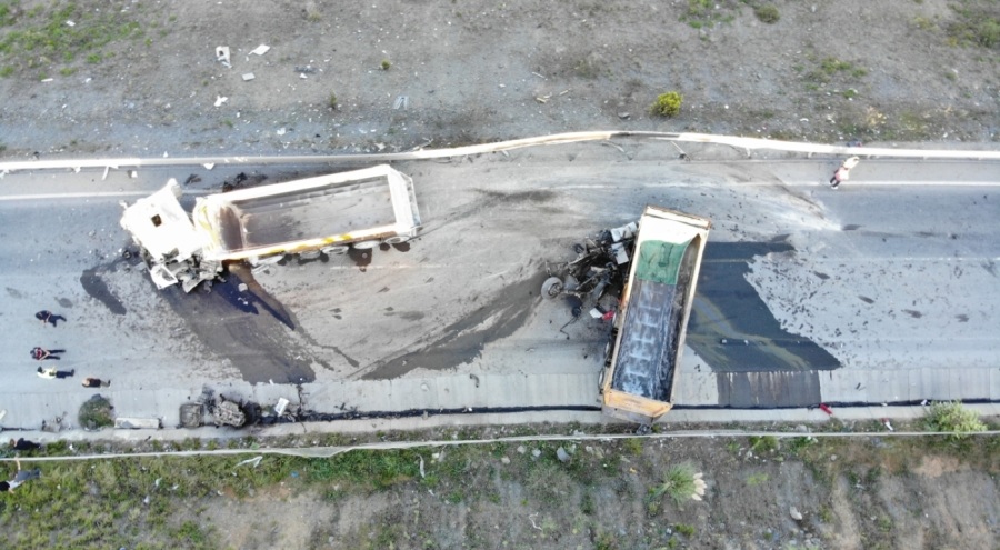 İki hafriyat kamyonu çarpıştı: 1 ölü, 1 yaralı