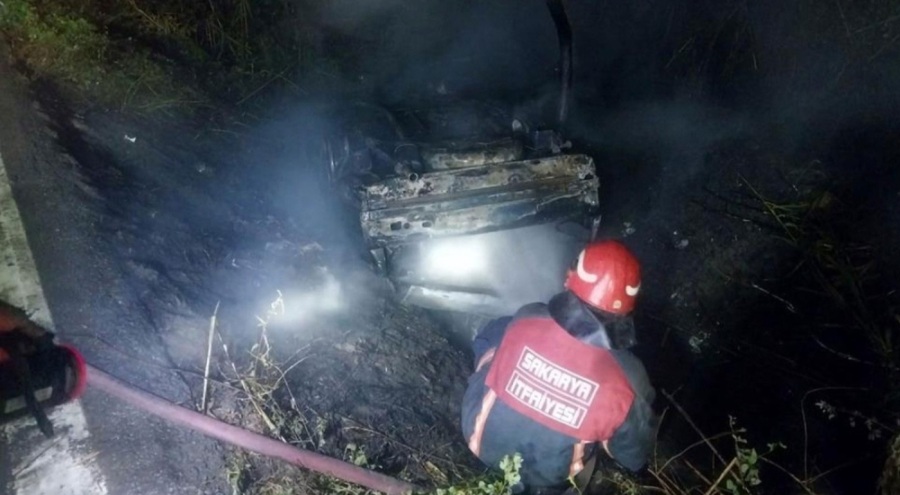 Yol kenarına uçan araç cayır cayır yandı!