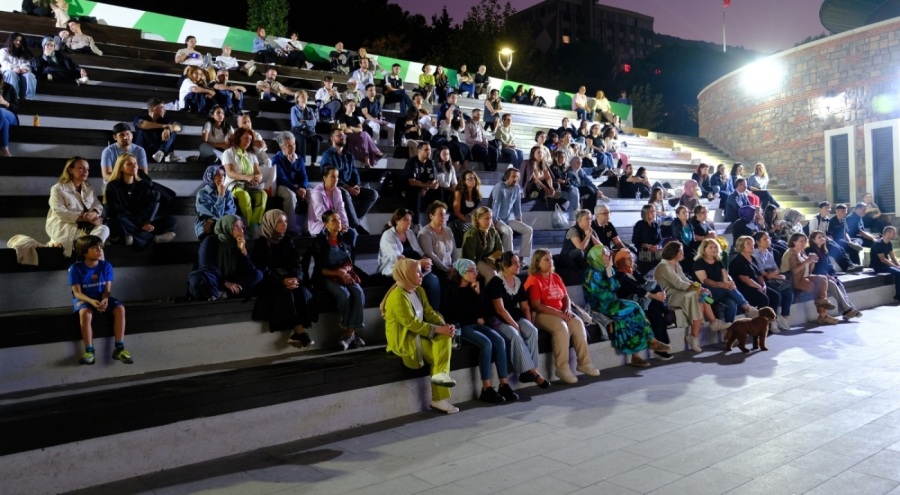 Bursa Atatürk Stadyumu Kütüphanesi önünde sinema keyfi