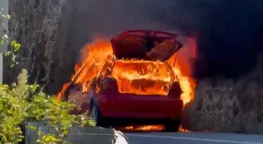 Seyir halindeki araç alev alev yandı