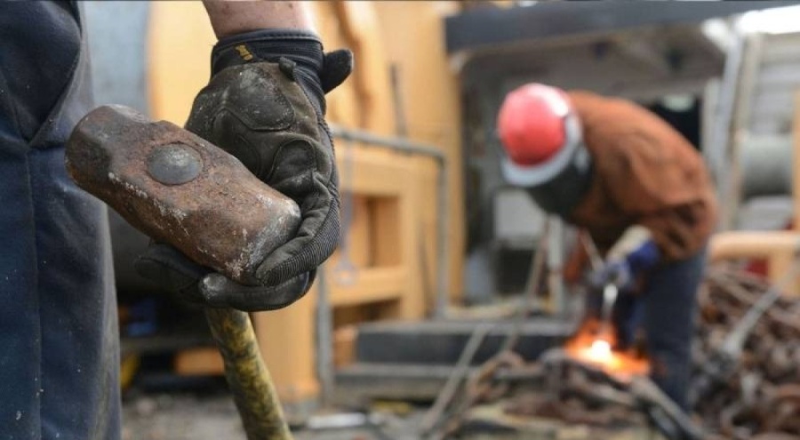 Pres makinesine sıkışan işçi hayatını kaybetti