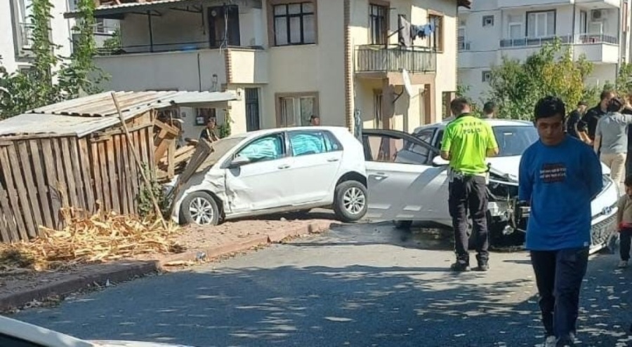 Bursa'da 2 otomobil çarpıştı! Yaralılar var