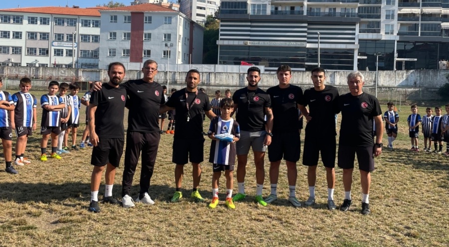 Mudanya'da futbol kulübü başarılı öğrencilerini ödüllendiriliyor